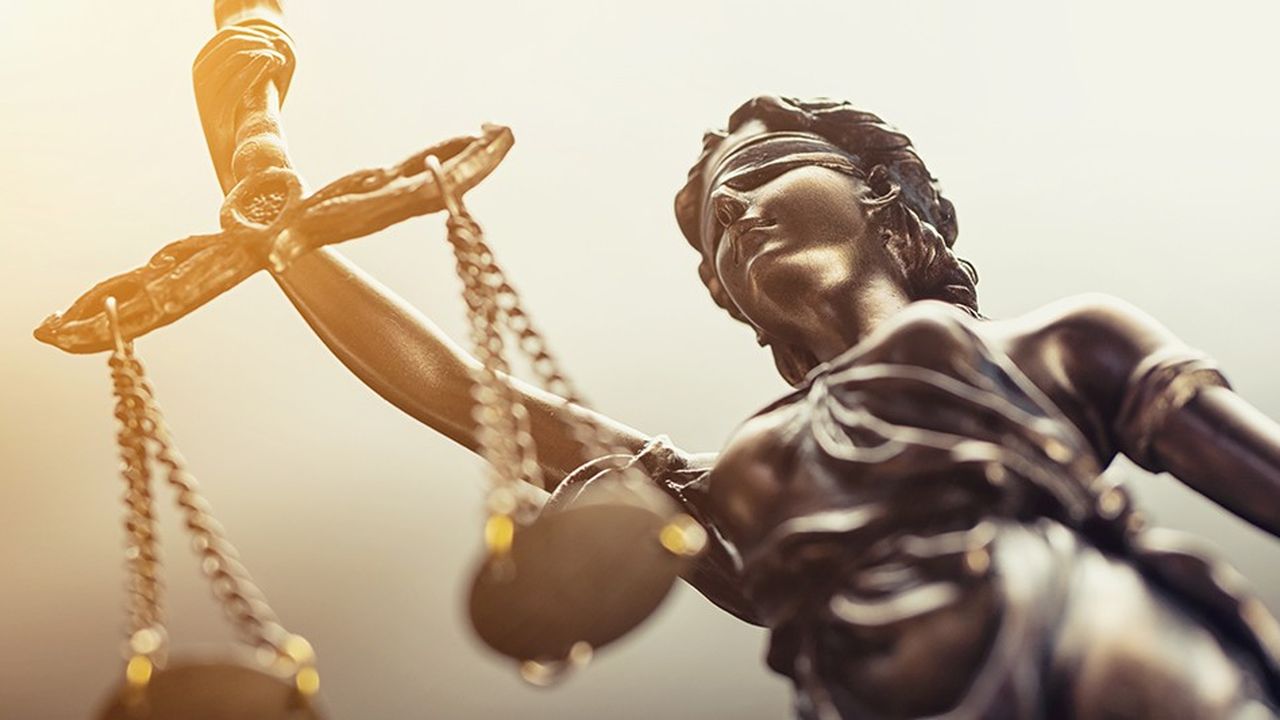 découvrez comment la justice française s'adapte à l'ère numérique, en intégrant les nouvelles technologies pour améliorer l'accès au droit, la transparence des procédures et l'efficacité des décisions judiciaires.