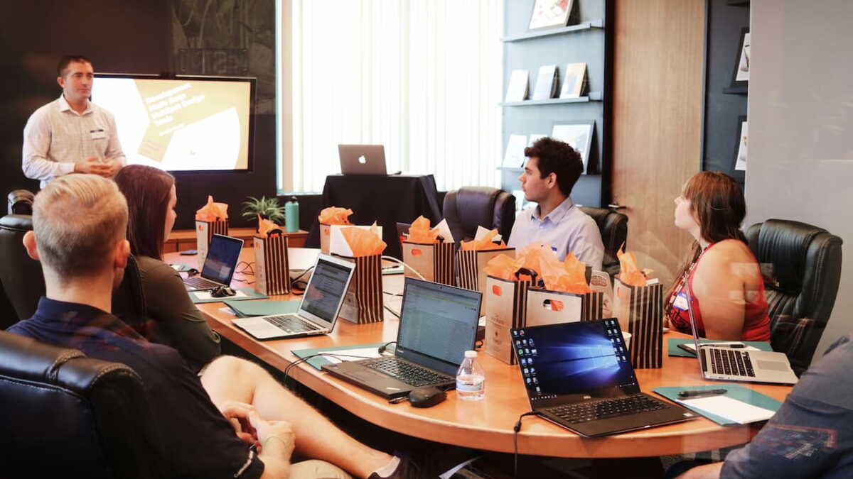 découvrez comment l'intelligence artificielle transforme le marché de l'emploi pour les jeunes, ses opportunités, ses défis et les compétences à développer pour réussir dans un monde du travail en pleine évolution.