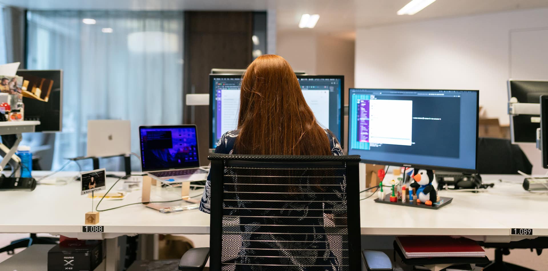 découvrez comment l’ingénieur logiciel trouve l’équilibre entre l’expertise en développement de code et la collaboration au sein des équipes pour garantir le succès des projets tech.