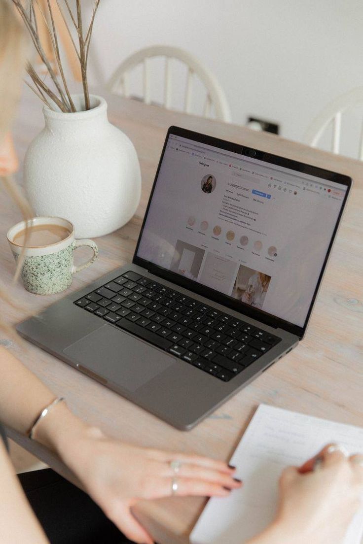 découvrez les différences clés entre un community manager et un social media manager, leurs rôles, responsabilités et compétences pour mieux comprendre ces deux métiers du digital.