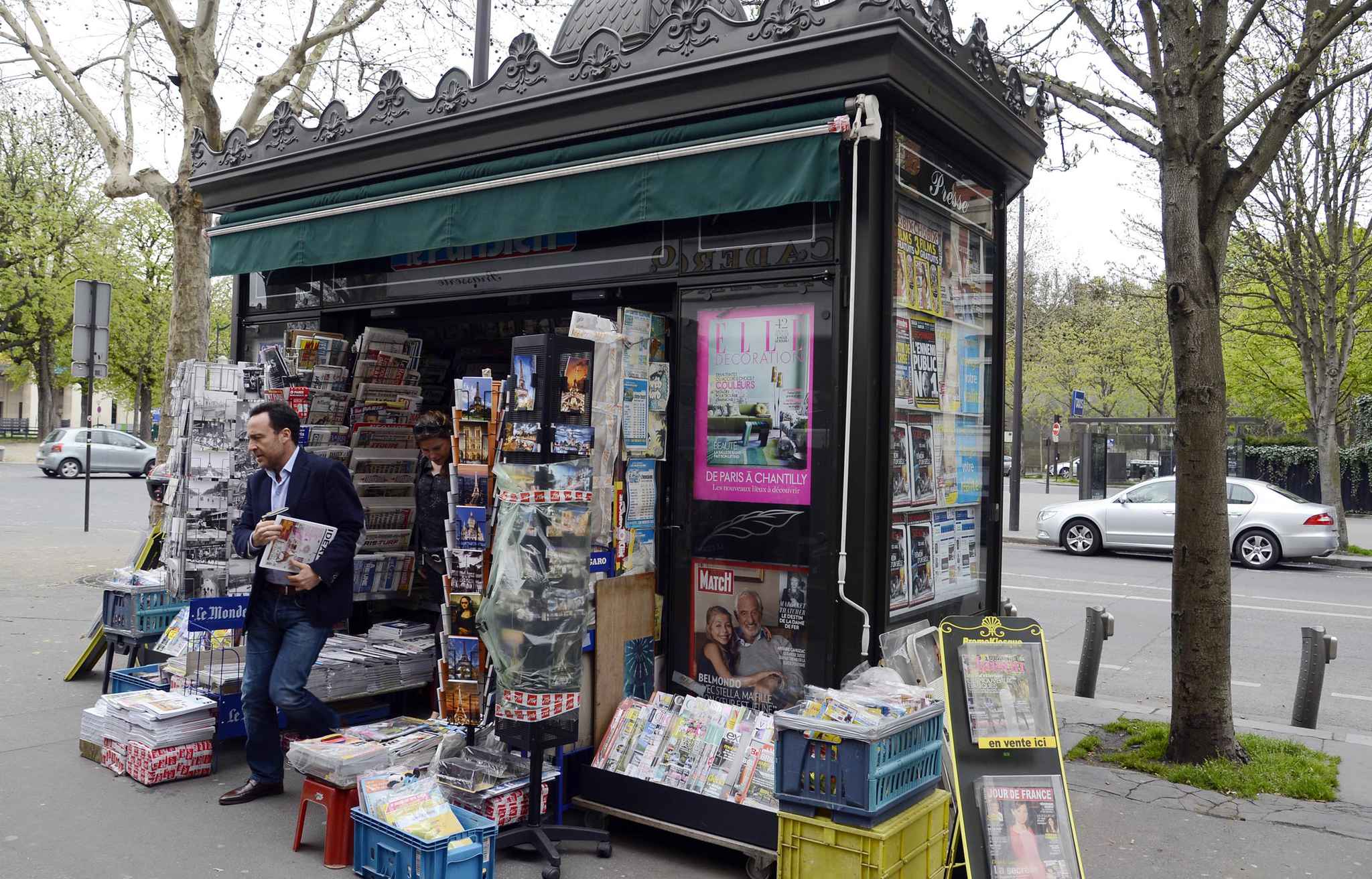 découvrez comment la révolution numérique transforme la presse et les défis économiques majeurs qu'elle engendre pour les acteurs du secteur.