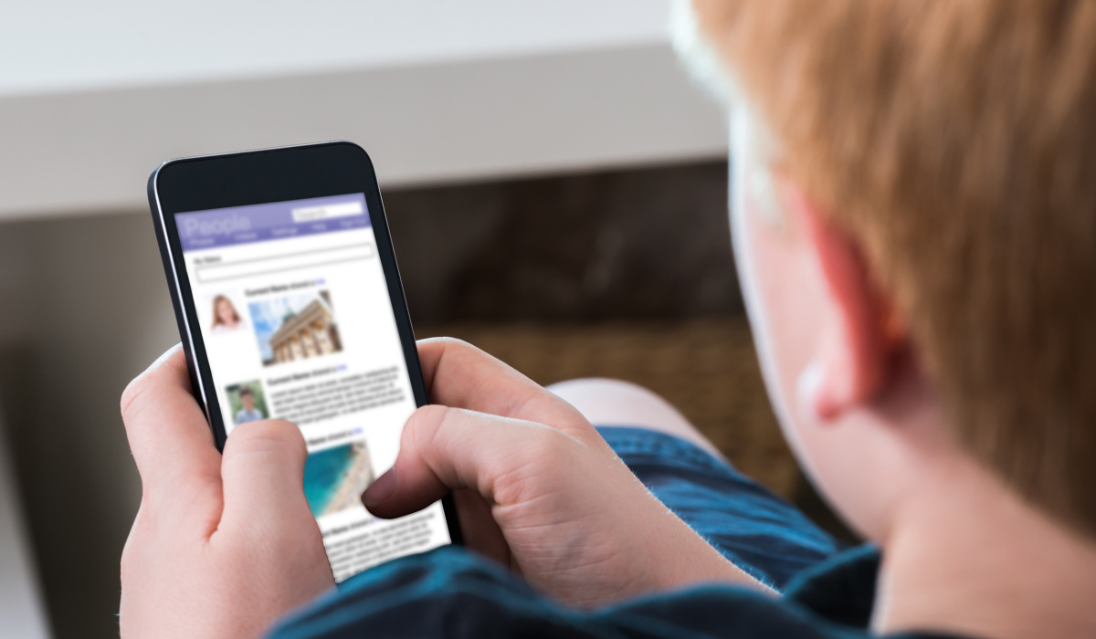 découvrez comment les fake news alimentent la haine sur les réseaux sociaux et les moyens de lutter contre cette désinformation nuisible.